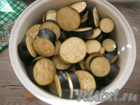 Баклажаны нарезать кружочками толщиной около 1 см.