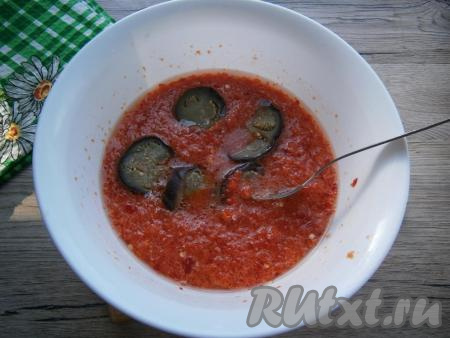 Далее отваренные кружочки баклажанов окунать в острый соус.