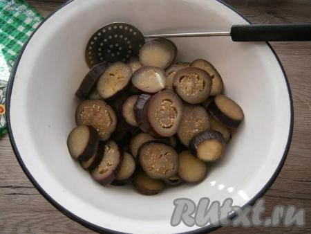 Вскипятить в кастрюле воду, добавить соль, влить уксус. В получившийся маринад выложить часть нарезанных баклажанов и варить 15-20 минут с момента закипания на небольшом огне. Отваренные баклажаны выложить в миску. В маринад выложить следующую часть баклажанов. Таким образом отварить в маринаде все баклажаны.