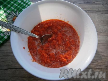 Нарезать сладкий и горький перцы. Перекрутить сладкий и горький перцы, чеснок в чаше блендера или на мясорубке.