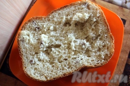 По структуре он пористый, с ржаными включениями и практически не крошится.