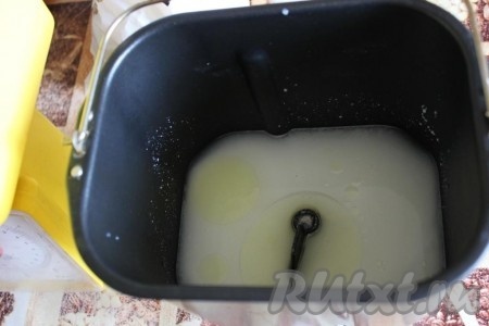В контейнер хлебопечки налейте воду, добавьте растительное масло, творог, сахарный песок и соль.