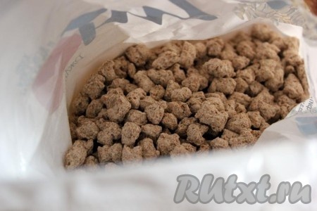 После звукового сигнала добавьте отруби.