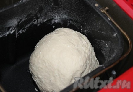 Следите за "колобком" теста в хлебопечке, возможно, понадобится добавить или немного воды, или немного муки, чтобы он правильно сформировался...
