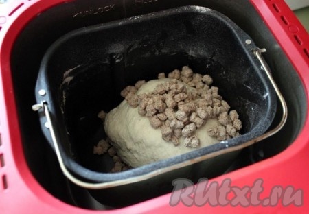 После звукового сигнала добавьте отруби.