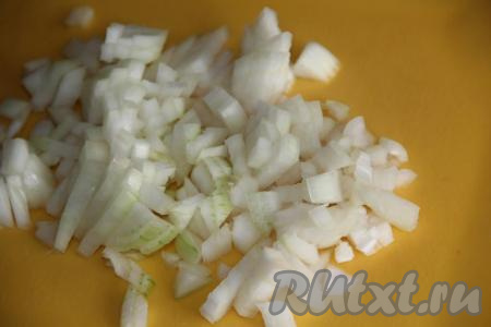 Очищенный репчатый лук мелко нарезать.