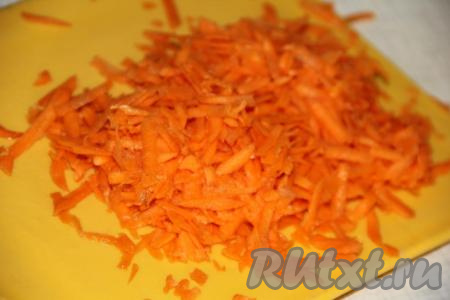 Очищенную морковь натереть на крупной тёрке.