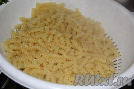Затем макароны, откинув на дуршлаг, промыть холодной водой.