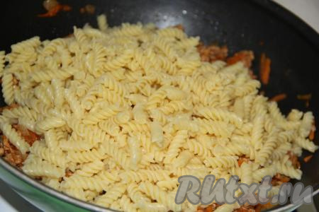 Затем добавить отваренные макароны в сковороду.