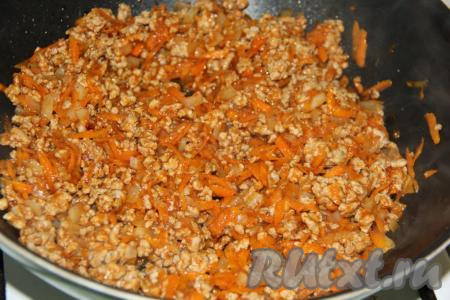 Всё тщательно перемешать и тушить под крышкой в течение 5 минут на небольшом огне.