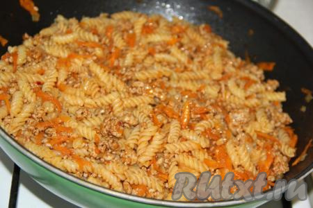 Перемешать макароны по-флотски и прогреть в течение 5 минут на небольшом огне. Подать блюдо в горячем виде. Макароны по-флотски, приготовленные со свиным фаршем и томатной пастой, получаются сочными, вкусными. Отличное блюдо для всей семьи, попробуйте!