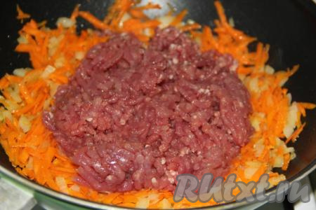 Затем добавить фарш в сковороду. Обжаривать свиной фарш с овощами в течение минут 15 на среднем огне,&nbsp;помешивая и разбивая комочки мяса.