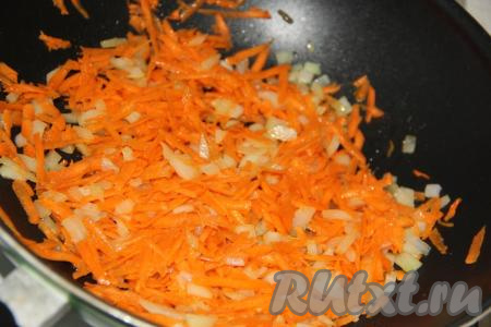 Морковку выложить в сковороду к луку и обжарить на среднем огне в течение 5 минут, помешивая.