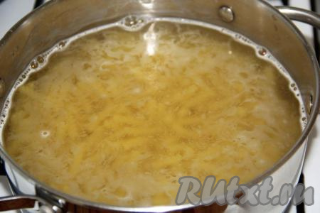 Макаронные изделия выложить в кипящую подсоленную воду и отварить до готовности (в соответствии с&nbsp; инструкцией на упаковке). Не переварите макароны, они должны получиться "альденте".