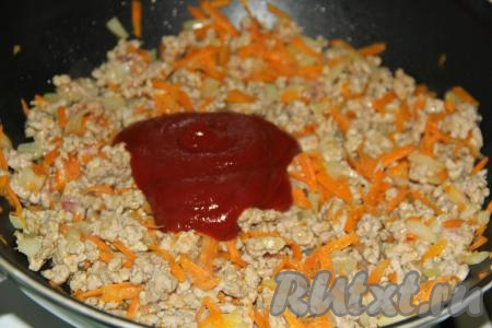 Затем добавить соль, специи и томатную пасту.