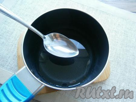 Довести воду с сахаром до кипения, затем варить на небольшом огне 3-4 минуты, после чего влить лимонный сок и выключить газ. Охладить сироп полностью.