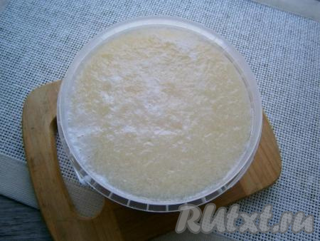 Влить сироп в пюре из дыни, перемешать. Выложить пюре в пластиковый контейнер или ведерко.