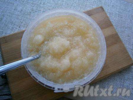 Отправить десерт в морозилку на 3-5 часов. Каждый час сорбет следует хорошо перемешивать.