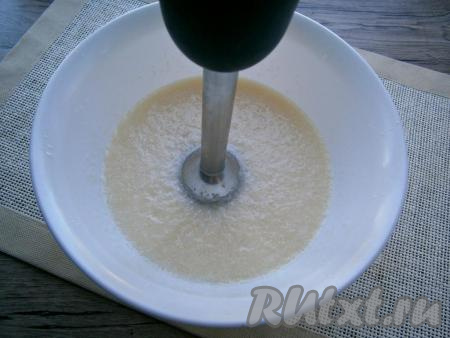 Погружным блендером измельчить мякоть до состояния пюре.