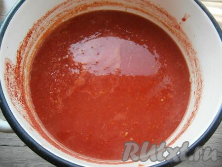 Довести томат до кипения, добавить соль, сахар. Варить томат около 10 минут на небольшом огне, в конце варки влить уксус.