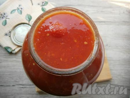 Второй раз слить воду из банки с помидорами и сразу залить томатом.