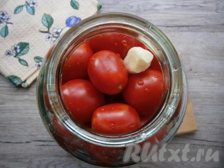 Болгарский перец очистить от семян. Наполнить банку небольшими твердыми, без повреждений помидорами, которые предварительно наколоть иголкой в нескольких местах. Между помидорами разместить кольца или кусочки сладкого болгарского перца. Сверху - оставшиеся 2 зубчика чеснока. Залить помидоры в банке крутым кипятком, оставить на 15-20 минут, затем воду слить в раковину, а в банку снова влить кипяток на 5 минут.&nbsp;