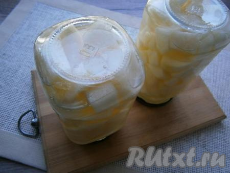 Снова оставить на 10 минут. Далее&nbsp;сироп слить обратно в кастрюлю, довести его до кипения, всыпать лимонную кислоту, перемешать. Дыню в банках залить сиропом с лимонной кислотой. Затем&nbsp;закрутить баночки простерилизованными крышками, перевернуть вверх дном и укутать теплым одеялом.