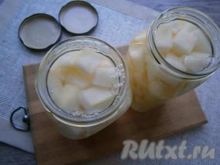 В банки с кусочками дыни влить кипяток, накрыть банки прокипяченными крышками, оставить на 10 минут.