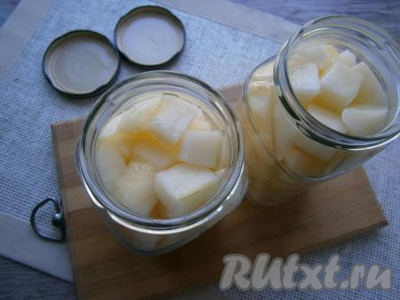 Дыню необходимо очистить от семечек, удалить кожуру. Мякоть дыни нарезать небольшими кубиками. В предварительно простерилизованные банки выложить кусочки дыни. Для приготовления дыни в сиропе лучше всего подойдет плотная дыня с немного недозрелой мякотью - так кусочки дыни&nbsp;будут хорошо держать форму даже после тепловой обработки. Так что если вам попалась несладкая дыня, не спешите ее выкидывать, лучше сделайте домашнюю заготовку и побалуйте ею своих близких зимой.&nbsp;