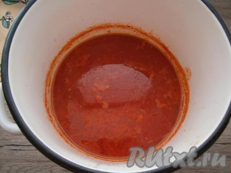 Свежие помидоры пропустить через мясорубку. 1,5 литра получившегося томата вылить в кастрюлю, вскипятить, убрать пену. Добавить соль, сахар, влить растительное масло, проварить томат на небольшом огне 10 минут.