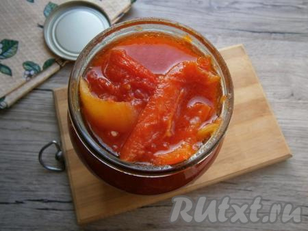 Лечо снять с огня и сразу разложить по простерилизованным баночкам.