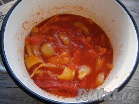 Все перемешать и варить на медленном огне около 20 минут. В конце варки в лечо из перца и помидоров влить столовую ложку уксуса.