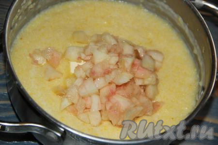 Нектарин вымыть, очистить от кожуры и, удалив косточку, нарезать на мелкие кусочки. Добавить кусочки нектарина в горячую кашу, перемешать и выключить огонь.