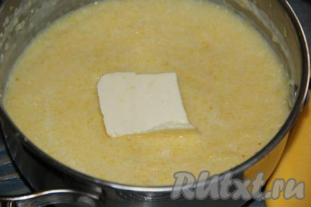 В конце варки добавить соль, сахар и сливочное масло, хорошо перемешать. Вкусная, полезная каша, сваренная из кукурузной крупы, практически готова. С этим блюдом можно экспериментировать снова и снова, например, добавить ягоды или фрукты. Я решила добавить нектарин, вкус кукурузной каши стал более ярким.