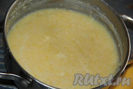 Когда кукурузная каша закипит, уменьшить огонь до минимума и варить, примерно, 20 минут, периодически помешивая.