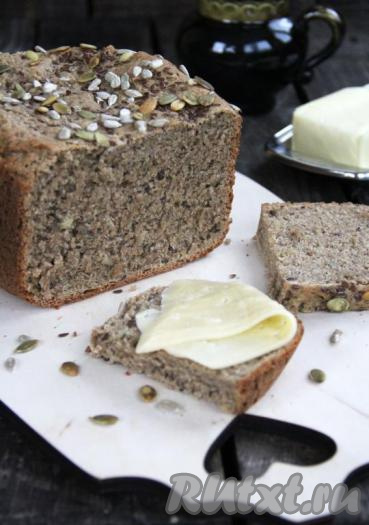 Готовый хлеб слегка остудить, а затем достать из ведёрка и полностью остудить на решётке. Вот такой красивый в&nbsp;разрезе и очень вкусный&nbsp;получился в нашей хлебопечке ржаной хлеб с семечками.