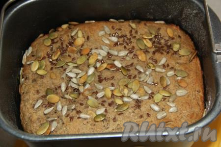 Как только наш ржаной хлеб начнёт выпекаться, аккуратно открыть дверцу хлебопечки, смазать верхушку хлеба водичкой и присыпать семечками.&nbsp;