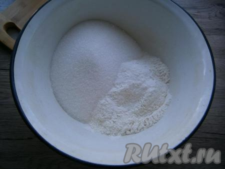 К 250 граммам просеянной муки добавить сахар и соль, перемешать.