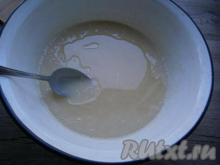 Влить горячее молоко в смесь муки, соли и сахара, интенсивно ее перемешивая. Затем добавить растительное масло и хорошенько перемешать. Оставить заварную смесь остывать до теплого состояния.