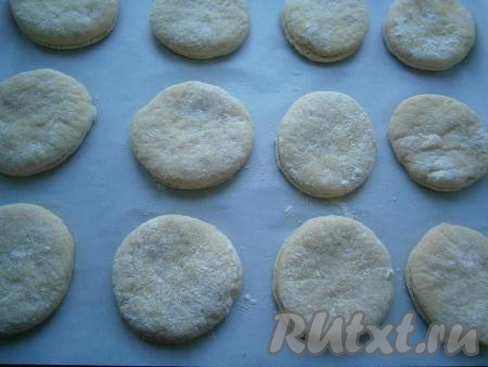 Противень застелить пергаментом и выложить кружочки теста на расстоянии 3-4 см друг от друга.
