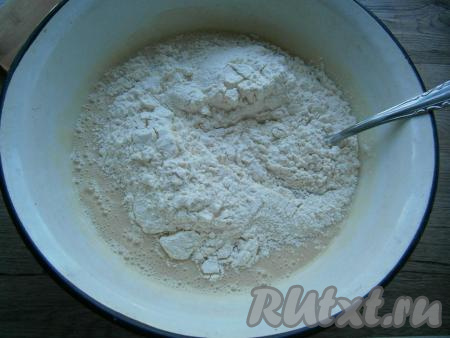 Миксером хорошенько взбить заварную смесь и всыпать часть&nbsp;сухой мучной смеси.