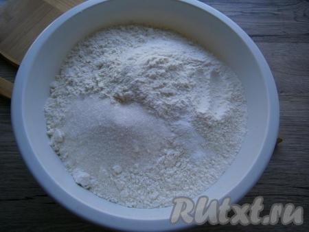 К оставшейся муке добавить разрыхлитель и&nbsp;ванильный сахар, тщательно перемешать мучную смесь.