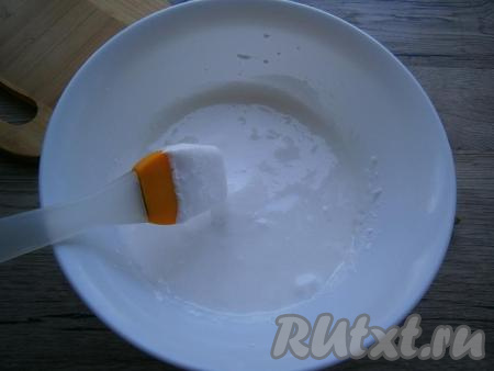 Далее в несколько заходов испечь все пряники. Приготовить глазурь: миксером взбить 2 яичных белка с сахарной пудрой до тягучего белоснежного&nbsp;состояния.