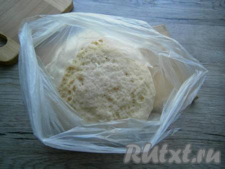 Перемешать все и далее, добавляя оставшуюся сухую смесь, замесить мягкое, но не липнущее тесто. Разделить тесто на 4 части, три из которых поместить в целлофановые пакеты, чтобы не сохло.