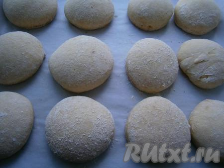 Выпекать пряники "Неженка" в разогретой до 180 градусов духовке 20-25 минут. Пряники остаются светлыми.