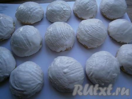 Горячие пряники смазать получившейся глазурью, дать ей высохнуть.