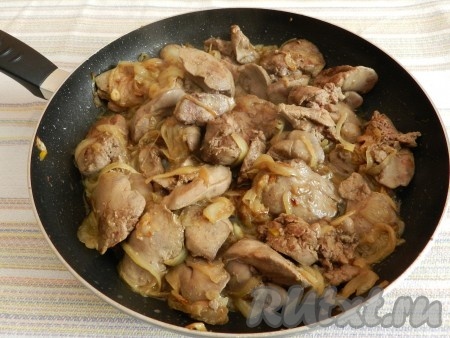 В сковороду с обжаренным луком выложить куриную печень, перемешать, обжаривать 6-7 минут (до готовности печёнки). Для того чтобы проверить готовность печени, нужно сделать на ней надрез, если из надреза выделяется прозрачный сок, без примесей крови, значит печёнка готова.