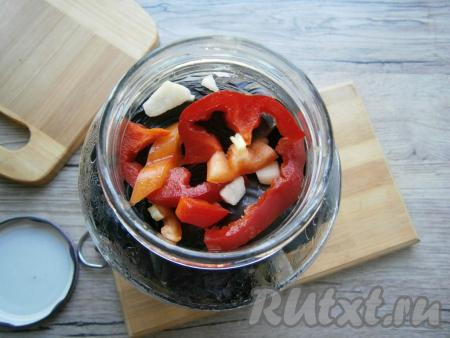 Банки наполнить доверху, отваривая баклажаны партиями, а затем, пересыпая их в банке перцем и чесноком. Залить банки с баклажанами рассолом, в котором варились баклажаны, накрыть прокипяченными крышками.