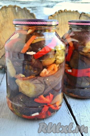 На дно кастрюли поместить тряпочку, сложенную в несколько раз, или полотенце, влить воду, поставить на огонь. В кастрюлю с кипящей водой аккуратно поместить банки с баклажанами (вода должна доходить до "плечиков" банок) и стерилизовать банки на среднем огне 15 минут с момента закипания. После этого банки закрутить, перевернуть и укутать.