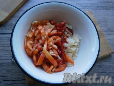 Из болгарского перца удалить семена, чеснок очистить. Чеснок нарезать кусочками, перец болгарский - соломкой.